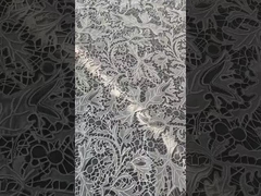 Vorbereitungen für die Aufschrift von Wörtern durch Stickmaschine