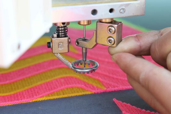 Startseite / Kommerzielle Maschine zum Sticken von Chenille mit mehreren Köpfen und einem großen Computer