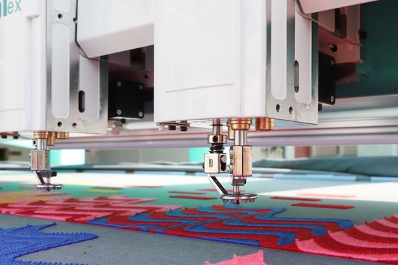 1000 RPM-Schneilstickmaschine 6 Nadel 15 Kopf Computerisierte automatische Stickmaschine